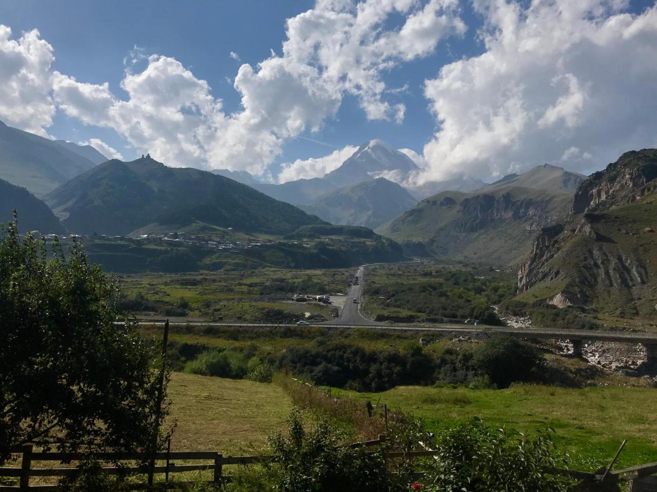 Hotel Riverside Kazbegi Exterior foto